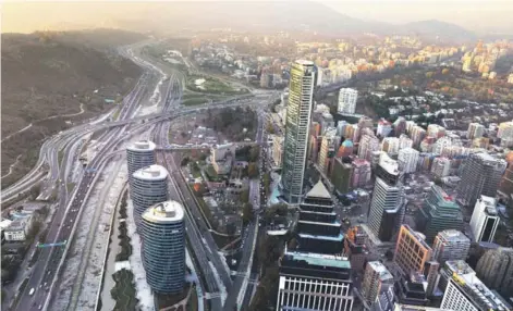  ?? FOTO: REUTERS ?? ►► Vista aérea de Santiago.