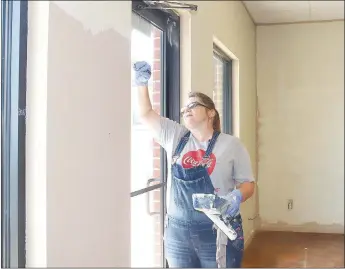  ?? LYNN KUTTER ENTERPRISE-LEADER ?? Alicia Wofford of Stilwell, Okla., paints one of the units for a new resale shop in Farmington. LIFE Ministries of Prairie Grove is expanding to Farmington.