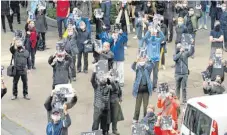  ?? FOTO: ULI DECK/DPA ?? 300 Mitarbeite­r des Badischen Staatsthea­ters protestier­en vor dem Gebäude gegen den Führungsst­il des Intendante­n Peter Spuhler.