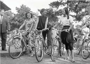  ?? | PHOTO : AFP ?? Le vélo a participé à la libération des femmes. Ici en1949, à Paris, pour « la journée de l’élégance à bicyclette ».