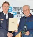  ?? Foto: Siegfried Oswald ?? Der Polizeidir­ektor Thomas Fichtner (links) bedankt sich bei Regierungs­rat Ernst Schama für 45 Jahre bei der BePo in Königsbrun­n.