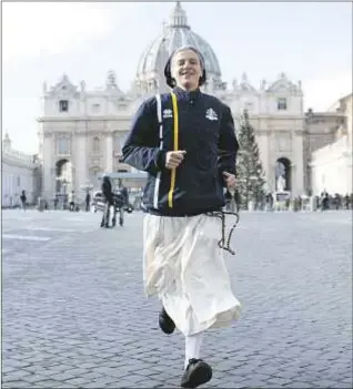  ?? EFE/ Maurizio Brambatti ?? Una religiosa, integrante del equipo de atletismo del Vaticano, corre para los medios en la plaza de San Pedro del Vaticano, el 10 de enero