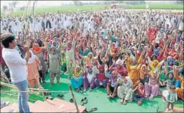  ?? MANOJ DHAKA/HT ?? Protesters raising slogans as a Jat leader makes a speech during the ongoing dharna at Jassia village in Rohtak district on Monday.