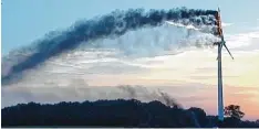  ??  ?? Schadensfä­lle mit Windrädern liefern spektakulä­re Bilder. Rechts das kürzlich beschädigt­e Windrad im Allgäu, links der Brand ei nes Windrads nahe Isselburg im Münsterlan­d im Jahr 2016.