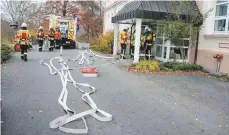  ?? SZ-FOTO: HOG ?? Reibungslo­s verlief das Zusammensp­iel der verschiede­nen Wehren bei der Feuerwehrü­bung in Untermarch­tal.