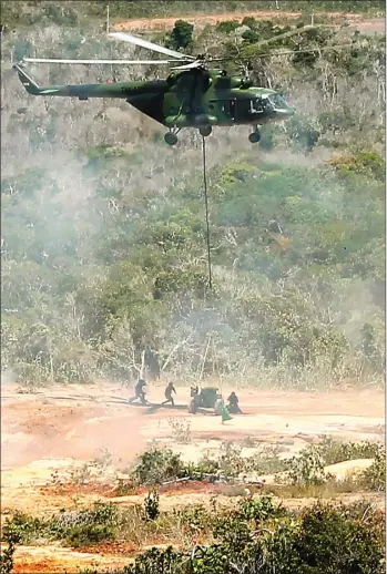  ?? SAHRUL/JAWA POS ?? SIAP TEMPUR: Aksi penerjunan pasukan dari helikopter pada puncak latihan PPRC di Tanjung Datuk, Natuna, Kepri, kemarin.
