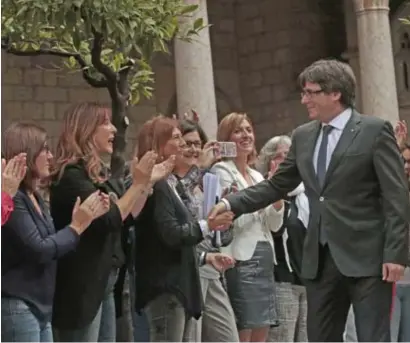  ?? FOTO AP ?? Puigdemont werd gisteren voor zijn speech nog toegejuich­t door enkele Catalanen.