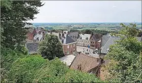  ??  ?? La vue sur Cassel et les plaines des Flandres depuis le belvédère.