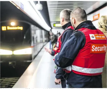  ??  ?? Mit Bodycams, Schutzwest­en und Pfeffersch­aumsprays sind die Sicherheit­sbedienste­ten der Wiener Linien im Untergrund unterwegs