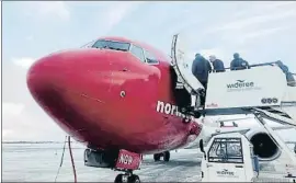  ?? LV ?? Pasajeros subiendo a un avión en el aeropuerto noruego de Kirkenes