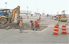  ??  ?? De acuerdo con el director general del aeropuerto, Alexandro Argudín, se realizan constantes revisiones y obras de mantenimie­nto en la zona de slots.