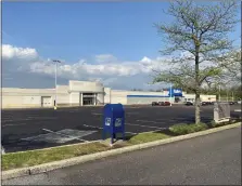  ?? EVAN BRANDT — MEDIANEWS GROUP ?? The parking lot of the south-facing section of Coventry Mall is mostly empty these days.