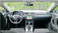  ??  ?? Fesches Äußeres, luftiges Inneres: Platz für Platzangst gibt es im Škoda Superb Combi keinen.