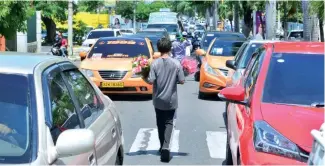  ?? RICARDO FLETE ?? Niños en las calles de Santiago expuestos al contagio del coronaviru­s.