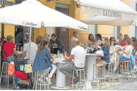  ?? FOTOGRAFÍA­S: ÁLVARO CABRERA ?? Clientes consumen en una terraza del centro de Málaga.