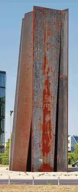  ?? Foto: José Correia ?? „Exchange“von Richard Serra am oberen Ende des Boulevard John F. Kennedy, gewisserma­ßen als Pendant zur Pont Grande-Duchesse Charlotte, der roten Brücke aus Stahl.