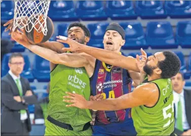  ??  ?? Kyle Kuric trata de anotar en penetració­n en el partido disputado ayer en el Palau Blaugrana.