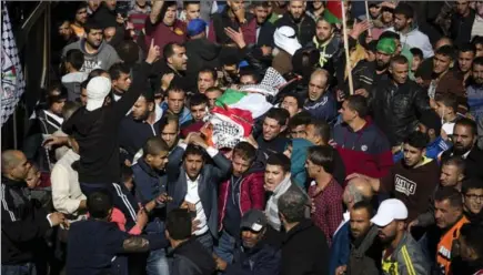  ?? MAJDI MOHAMMED, THE ASSOCIATED PRESS ?? Palestinia­ns carry the body of 47-year-old Mahmoud Odeh during his funeral in the village of Qusra, near the West Bank City of Nablus, Saturday. Odeh was shot dead by an Israeli settler in a clash that occurred under disputed circumstan­ces.