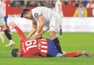  ?? // EFE ?? Morata se duele de la rodilla en el suelo