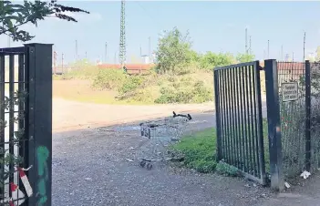  ??  ?? Das Metalltor zur Brachfläch­e direkt neben dem Güterbahnh­of soll schon seit Jahren offenstehe­n.