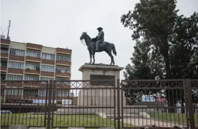  ??  ?? A 65-tonne bronze statue of mining magnate Cecil John Rhodes, with a map of Africa in his hands, was erected after his death in 1902 by the residents of Kimberley. Elsewhere in the country, such symbols of white oppression, have been toppled.