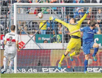  ?? FOTO: DPA ?? Aus der Traum vom Auswärtssi­eg am Böllenfall­tor: Darmstadts Peter Niemeyer ( rechts) erzielt gegen VfB- Torwart Przemyslaw Tyton das 2: 2. Daniel Schwaab ( links) kommt zu spät.