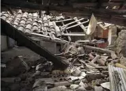  ??  ?? Devastados. Varias viviendas ya dañadas colapsaron con la gran cantidad de sismos en El Salvador.