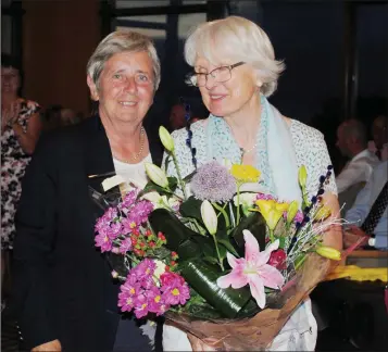  ??  ?? Wicklow Golf Club Lady Captain Una Doyle made a special presentati­on to Margaret Hopkins to mark 50 years since she was Lady Captain at the club.