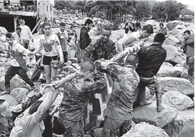  ??  ?? Rescue efforts underway in Columbia after the deadly mudslide