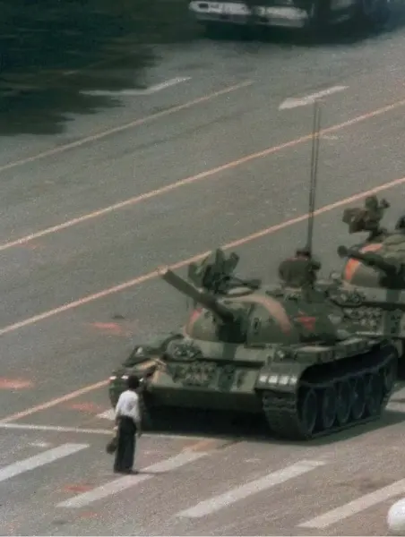  ??  ?? Mycket lite är känt om mannen som ställde sig framför en kolonn av pansarvagn­ar och hindrade dess framfart under protestern­a på Himmelska fridens torg 1989. därför kallas mannen på denna ikoniska bild ofta för just ”den okände rebellen”.