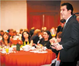  ??  ?? Apoyo. Fernando Basagoitia, consultor salvadoreñ­o brindó la charla a las mujeres corredoras de seguros.