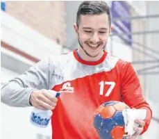  ??  ?? Gleich kann es endlich wieder losgehen: Elia Mayer desinfizie­rt einen Handball vor Beginn des Trainings.