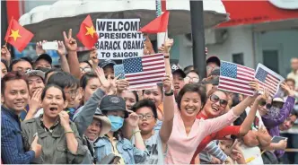  ?? DIEGO AZUBEL, EUROPEAN PRESSPHOTO AGENCY ?? Vietnamese wait for President Obama outside the Jade Pagoda in Ho Chi Minh City.