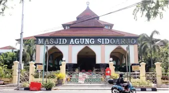  ?? GUSLAN GUMILANG/JAWA POS ?? TERKUNCI RAPAT: Masjid Agung Sidoarjo tidak melaksanak­an salat Idul Adha sesuai dengan kebijakan pemerintah selama PPKM darurat.