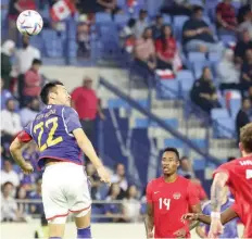  ?? — AFP ?? Japan’s defender Maya Yoshida (L) head the ball during the friendly match between Canada and Japan at Al Maktoum Stadium in Dubai.