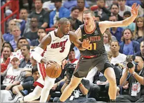  ??  ?? Dwayne Wade van Miami Heat gaat langs een speler van Atlanta Hawks. (Foto: Nusport)