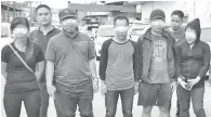  ??  ?? KESEMUA suspek dibawa ke IPD Kuching untuk tindakan selanjutny­a.