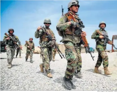  ?? GHULAMULLA­H HABIBI / EFE ?? Varios soldados caminan ayer en la base militar americana en Haska Meyna, en la provincia afgana de Nangarhar.