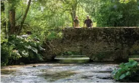  ?? Sam Frost/The Guardian ?? Ashley Smith and Peter Hammond by the River Windrush in Oxfordshir­e. Photograph: