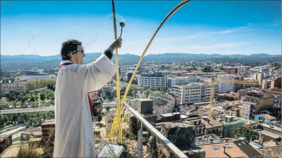  ?? MANÉ ESPINOSA ?? Bendición del Domingo de Ramos retransmit­ida por videoconfe­rencia ayer desde lo alto del monasterio de Sant Cugat