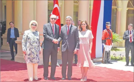  ??  ?? De izq. a der.: Emine de Erdogan, Recep Tayyip Erdogan, Mario Abdo Benítez y Silvana Abdo, ayer en Palacio de López.