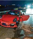  ?? Foto: Thomas Heckmann ?? Drei Verletzte gab es bei einem Unfall am Ostersonnt­ag auf der A8 bei Ulm‰ Ost, als ein Porschefah­rer die Kontrolle über seinen Sportwagen verlor.