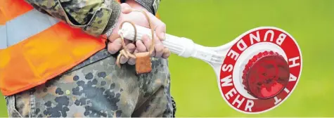  ?? Foto: Christian Charisius, dpa ?? Sollen Soldaten polizeilic­he Aufgaben übernehmen, wenn ein Terroralar­m ausgelöst wird? In dieser Frage gehen die Meinungen auseinande­r.