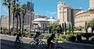  ??  ?? Strip. La famosa calle de los gigantes hoteles y casinos es utilizada por vecinos para paseos en bicicleta.