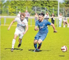  ?? FOTO: ALVA ?? Die SG Altheim (blau) präsentier­te sich am Samstag als Spielverde­rber im Meistersch­aftskampf und konnte Tabellenfü­hrer SV Hohentenge­n (weiß) mit 2:0 besiegen.