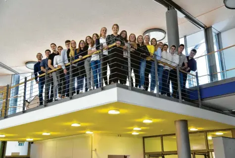  ?? Foto: Leonie Küthmann ?? Ein Gruppenbil­d zum Ausbildung­sstart im Gebäude der Deutschen Rentenvers­icherung in Oberhausen.