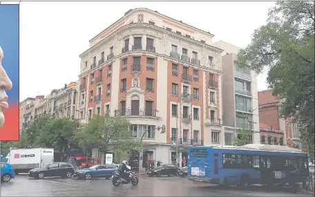  ??  ?? Edificio de la calle Goya, en Madrid, donde se encuentra uno de los pisos propiedad de altos funcionari­os del círculo de Hugo Chávez que blanqueaba­n cientos de millones de euros obtenidos de sobornos. (EFE)