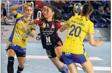  ?? (Photo Cyril Dodergny) ?? Mathilde Nicollet et ses coéquipièr­es ont tenu la dragée haute aux championne­s de France en titre pendant une bonne partie de la rencontre avant de finalement céder. Les playoffs s’éloignent.