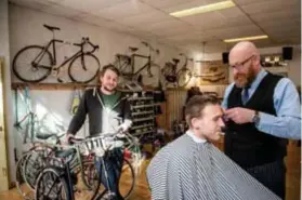  ?? FOTO KIONI PAPADOPOUL­OS ?? Een linkse fietsenhan­delaar en een rechtse kapper delen een zaak in Bergen op Zoom en kibbelen de hele dag.