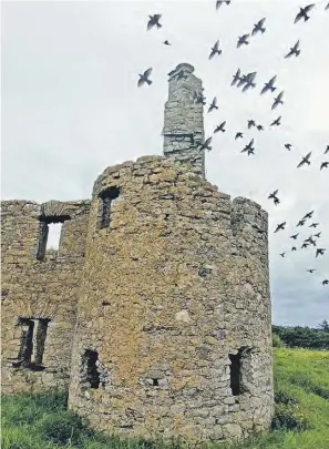  ?? ?? Enniscrone Castle ruins.